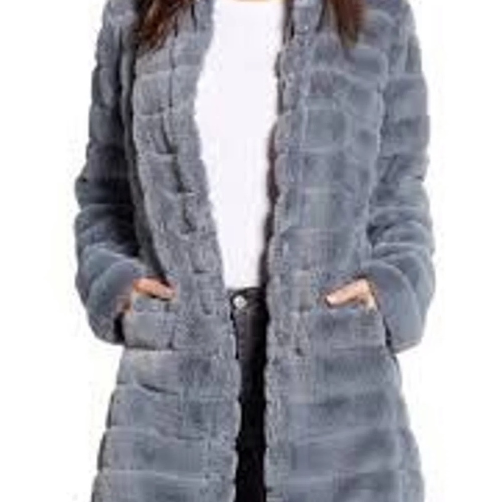 BB Dakota.    Size Small.   Slate Blue